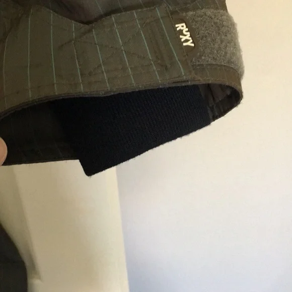 Roxy Snow coveralls. Taupe/turquoise pinstripes. Onesie. Hood/faux fur. Size S. - Picture 9 of 15